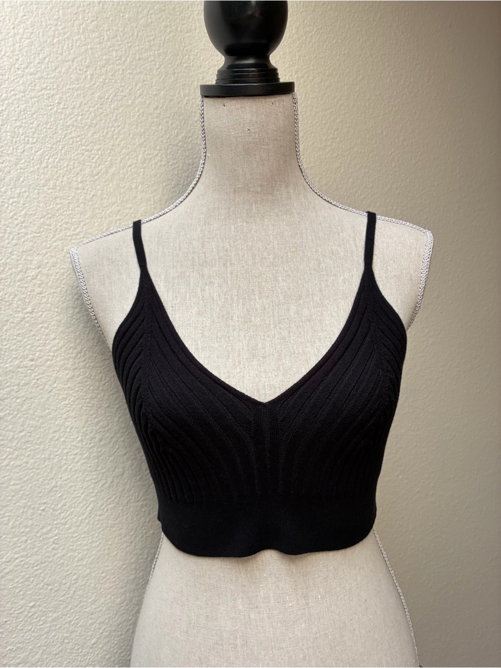 H&M Women’s Black Ribbed V-Neck Cropped Tank Top, size Medium